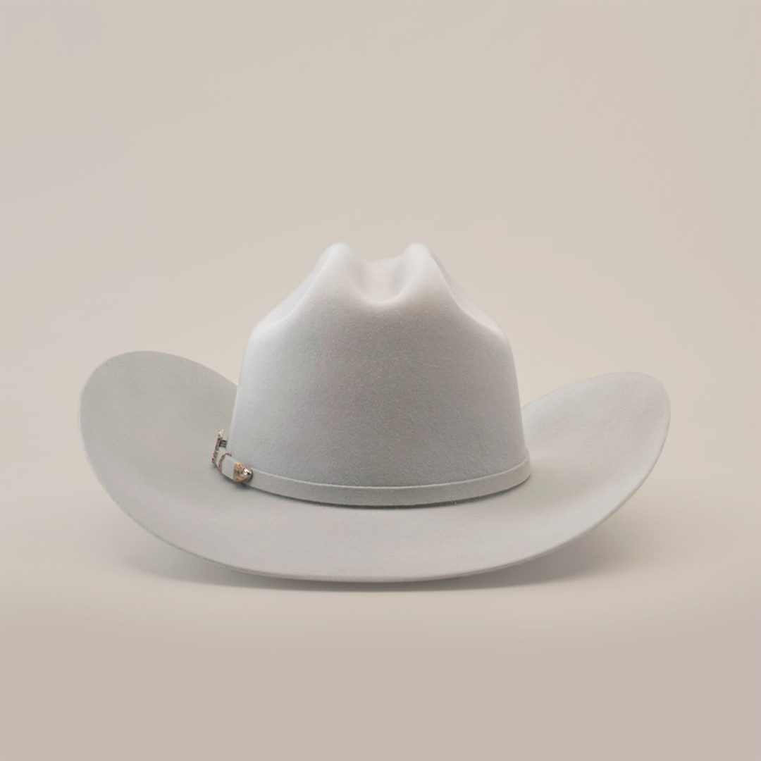 The 100X Independecia Platinum is a light grey cowboy hat from the Larry Mahan collection, featuring a wide brim and a stylish silver band, set on a smooth, neutral background.