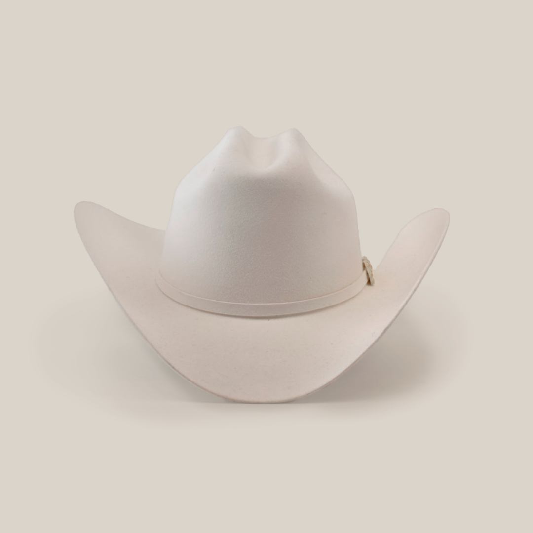 The 10X Jerarca White cowboy hat by Larry Mahan features a wide brim and slightly creased crown against a plain background. This fur felt hat has a simple hatband, embodying classic western headwear style.
